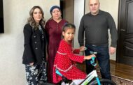 Абдулхаким Гаджиев в рамках акции «Елка желаний» подарил велосипед девочке из села Кунбатар