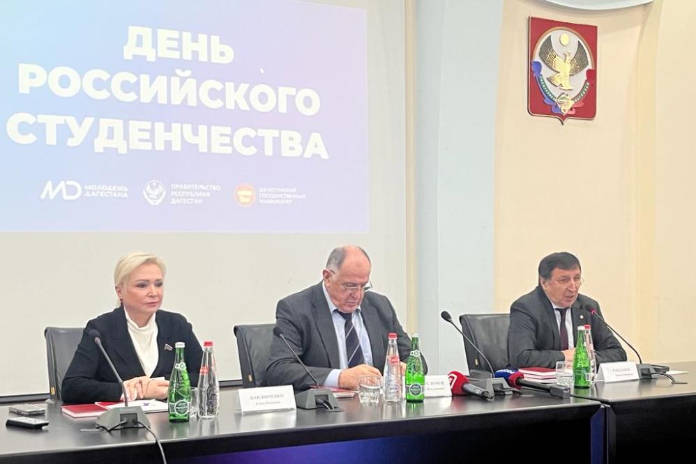 Премьер Дагестана вручил награды студентам в День российского студенчества