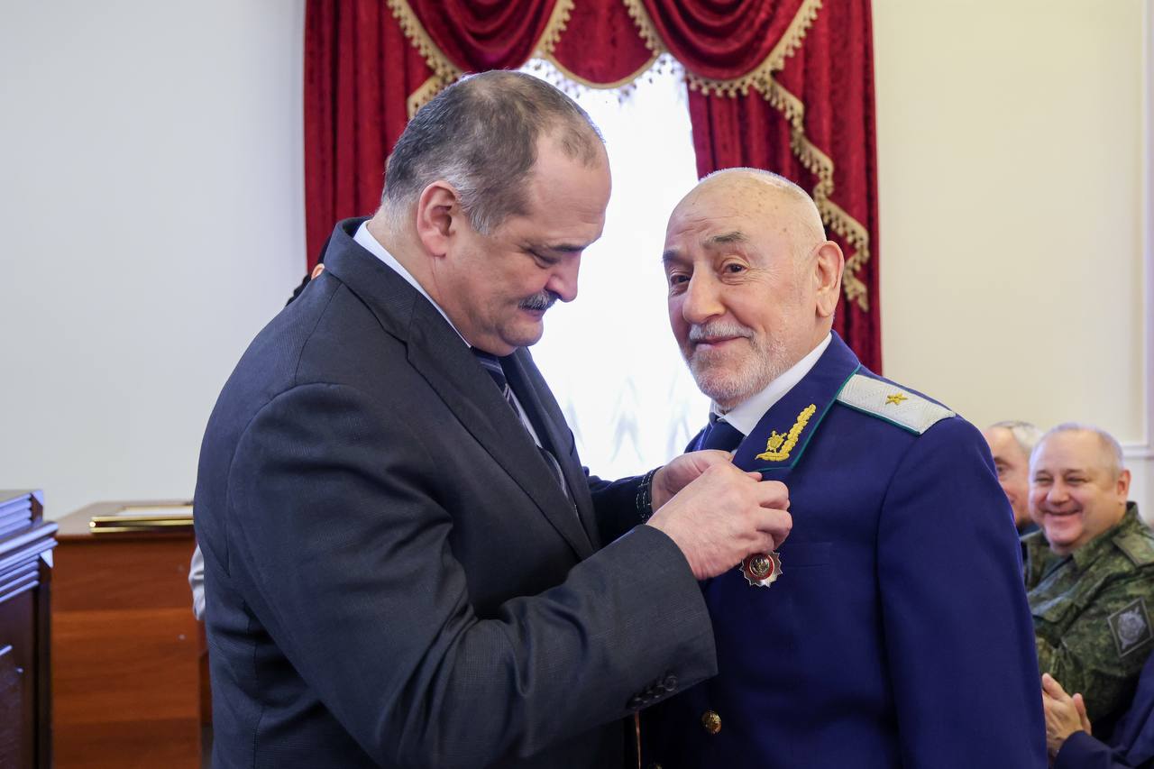 Глава Дагестана вручил госнаграды отличившимся сотрудникам и ветеранам прокуратуры