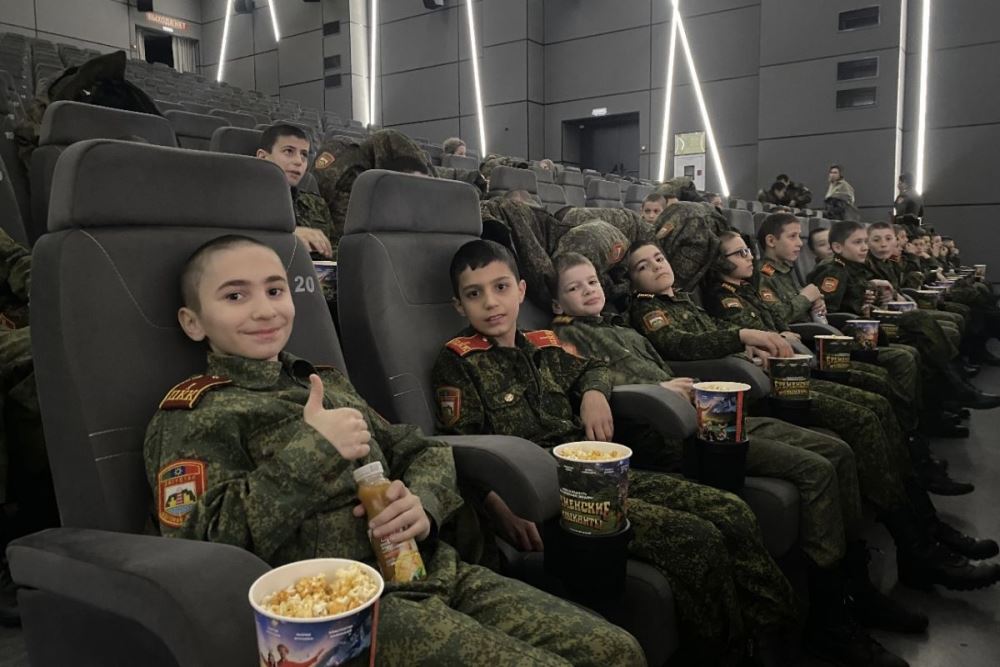 Депутат Госдумы Артем Бичаев пригласил в кинотеатр для детей участников СВО