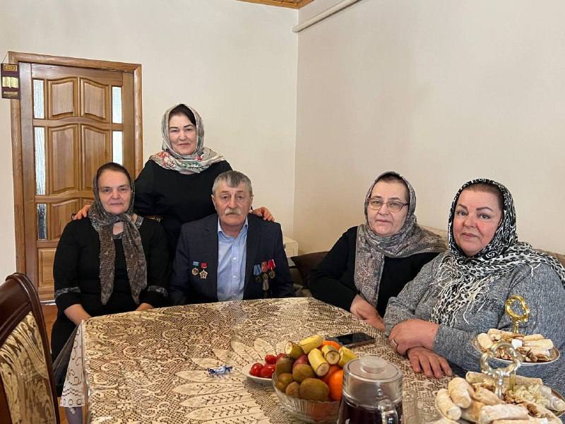 Сотрудники минтруда Дагестана посетили семьи погибших участников афганских событий