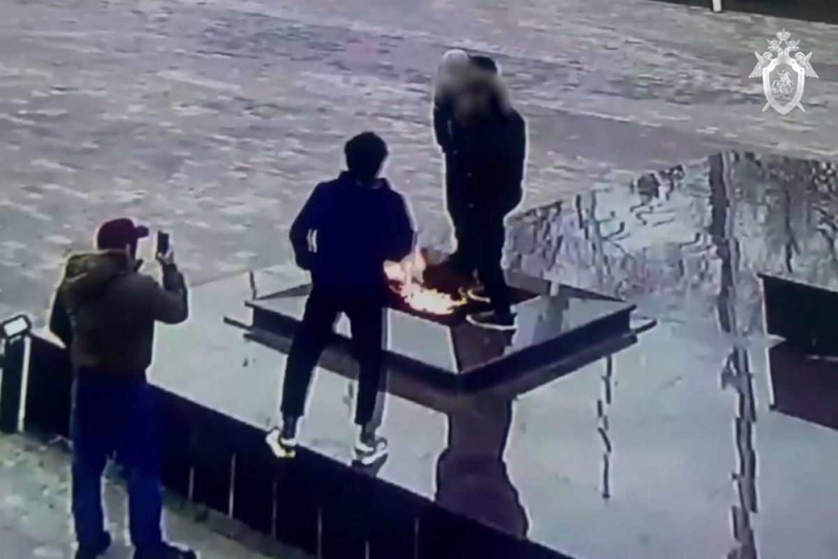 Трое жителей Северного Кавказа заподозрены в осквернении памятника в Невинномысске