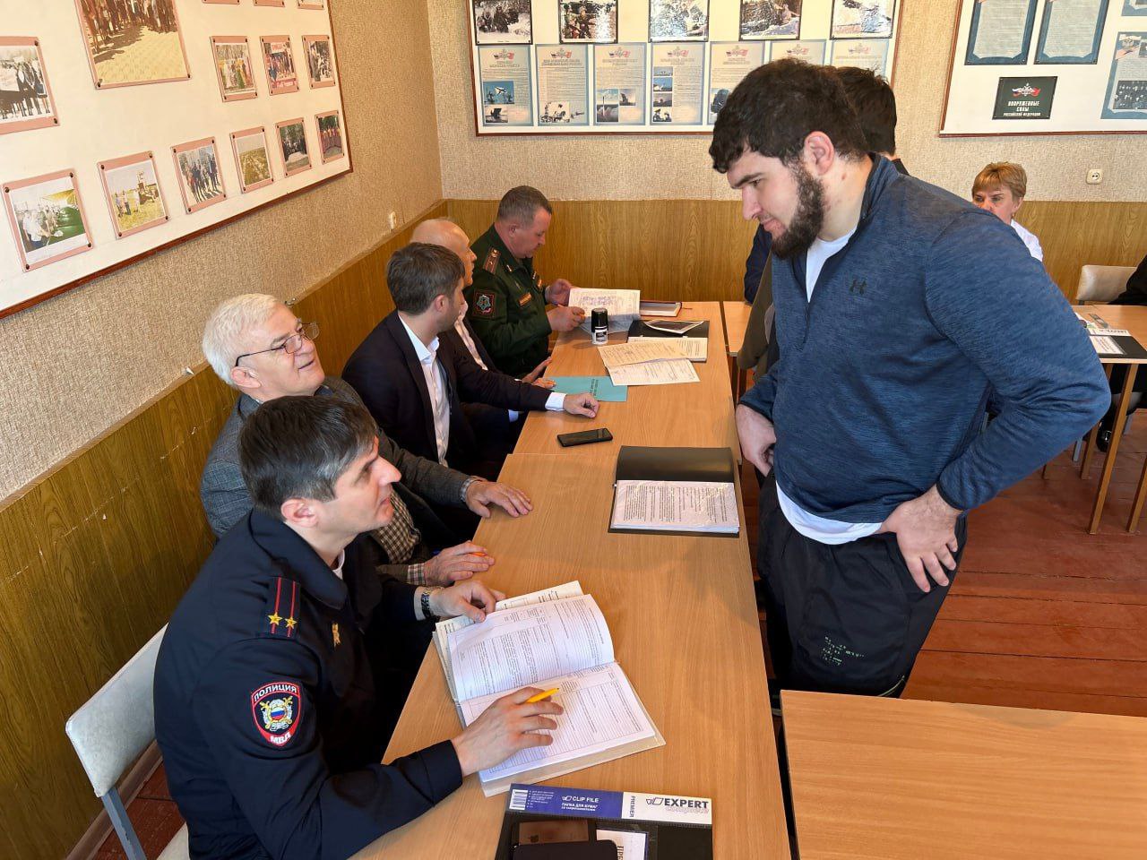 Депутат Народного собрания Дагестана встретился с военным комиссаром Тарумовского и Ногайского районов