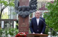 Абдулмуслим Абдулмуслимов возложил цветы к памятнику Герою России Магомеду Нурбагандову