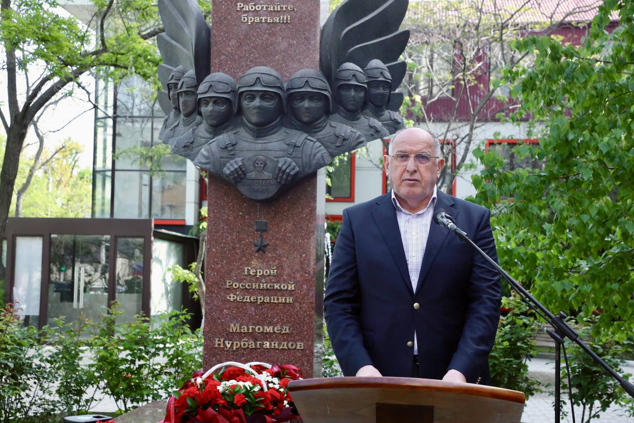 Абдулмуслим Абдулмуслимов возложил цветы к памятнику Герою России Магомеду Нурбагандову