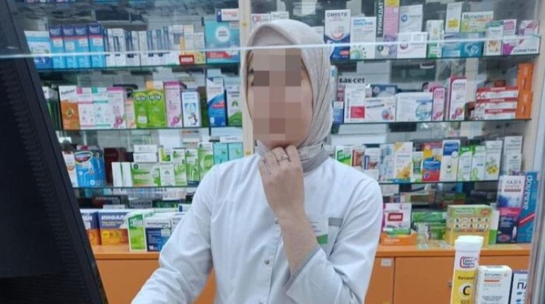 В Новосибирске группа людей потребовала от девушки-фармацевта снять платок