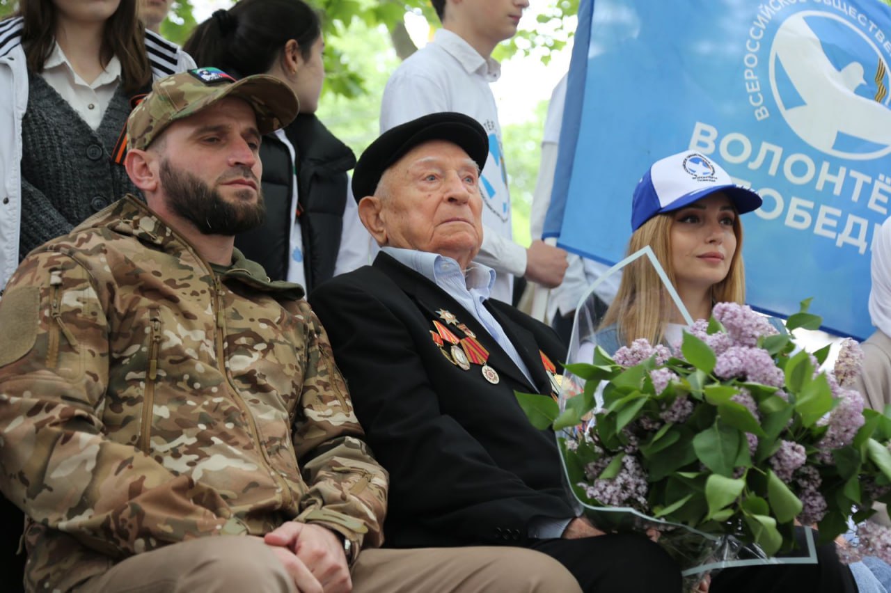 Для 95-летнего ветерана Юрия Петрухина провели парад во дворе его дома |  Молодежь Дагестана