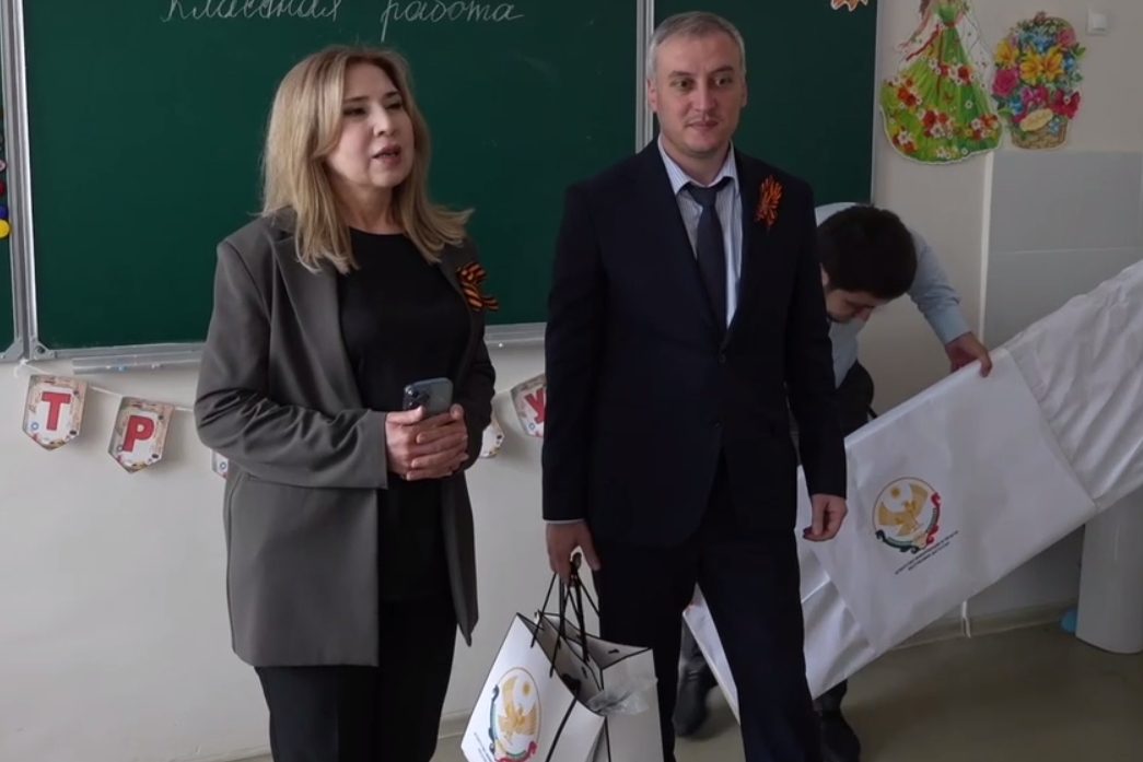 Абдуразак Джамалутдинов поддержал акцию «Сделай подарок родной школе»