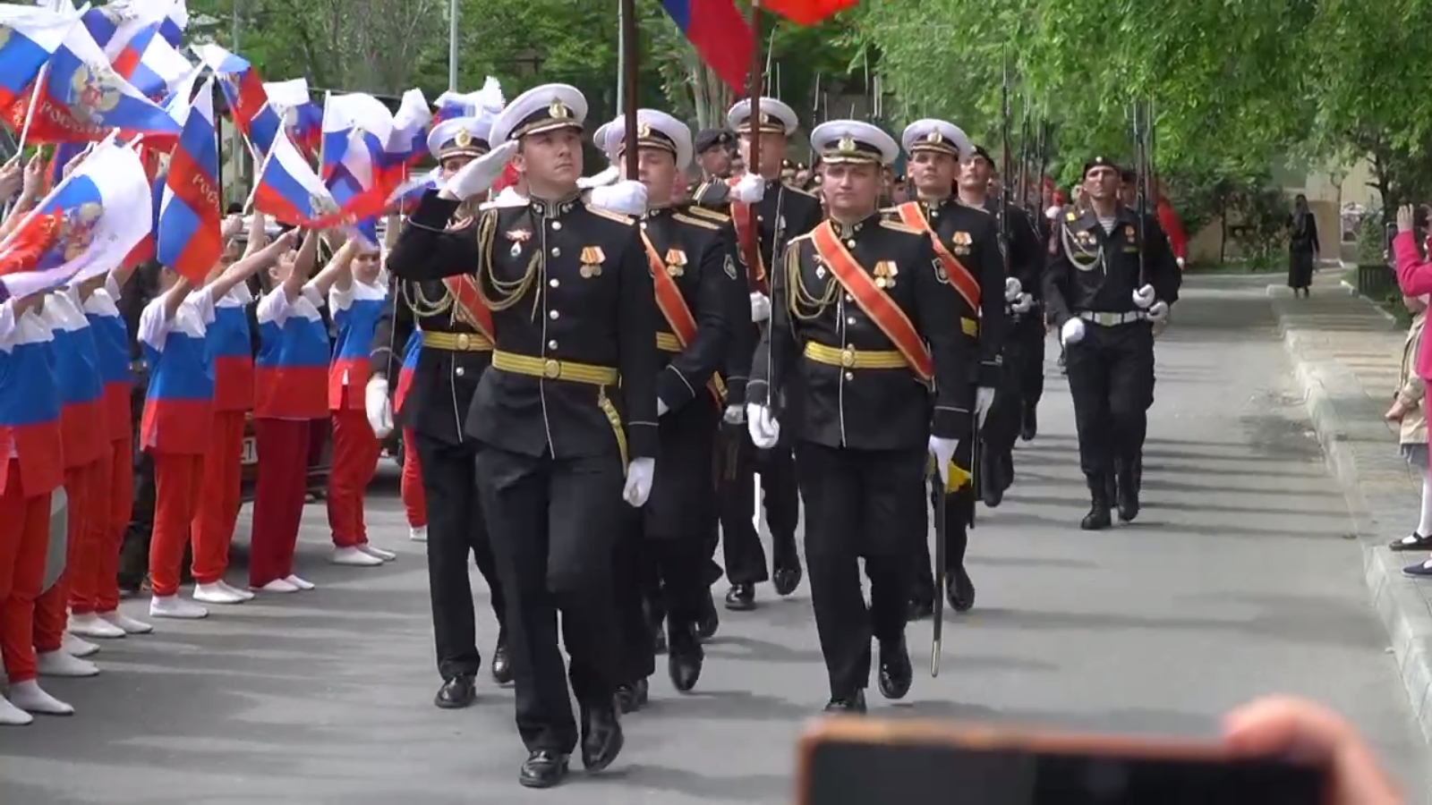 Военнослужащие провели парад под окнами ветерана в Каспийске | 05.05.2024 |  Новости Махачкалы - БезФормата