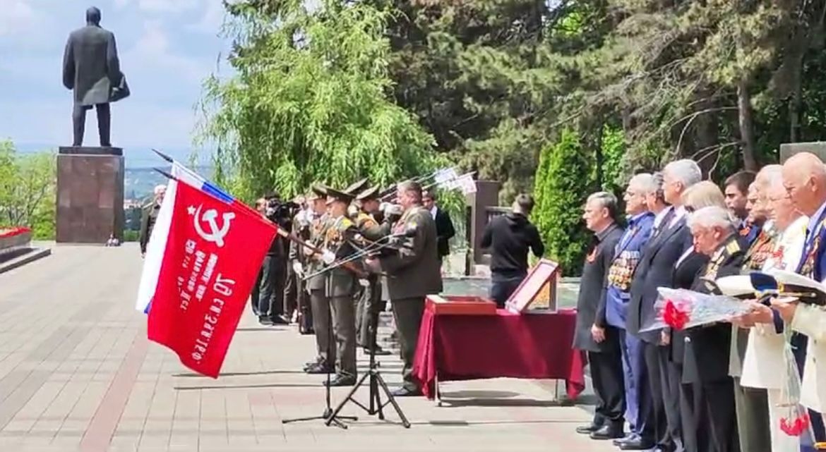 В Пятигорске основную копию Знамени Победы передали в постпредство президента РФ в СКФО