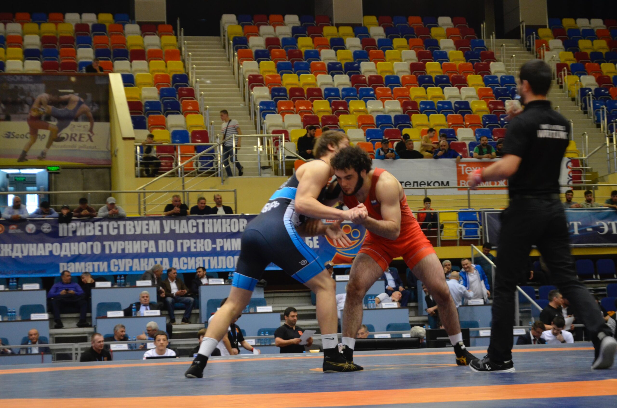 В Каспийске состоялось открытие турнира по греко-римской борьбе памяти Сураката Асиятилова