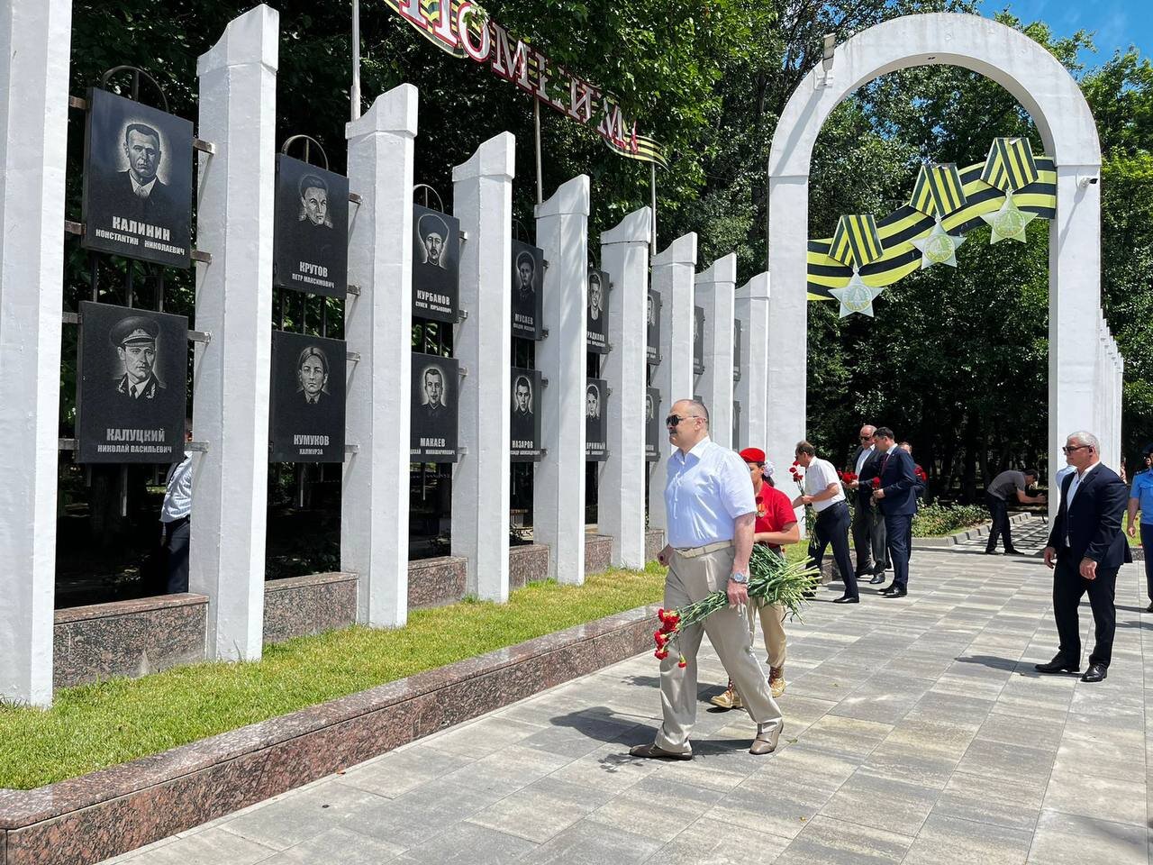 Сергей Меликов возложил цветы к памятнику Воину-освободителю и на Аллее героев