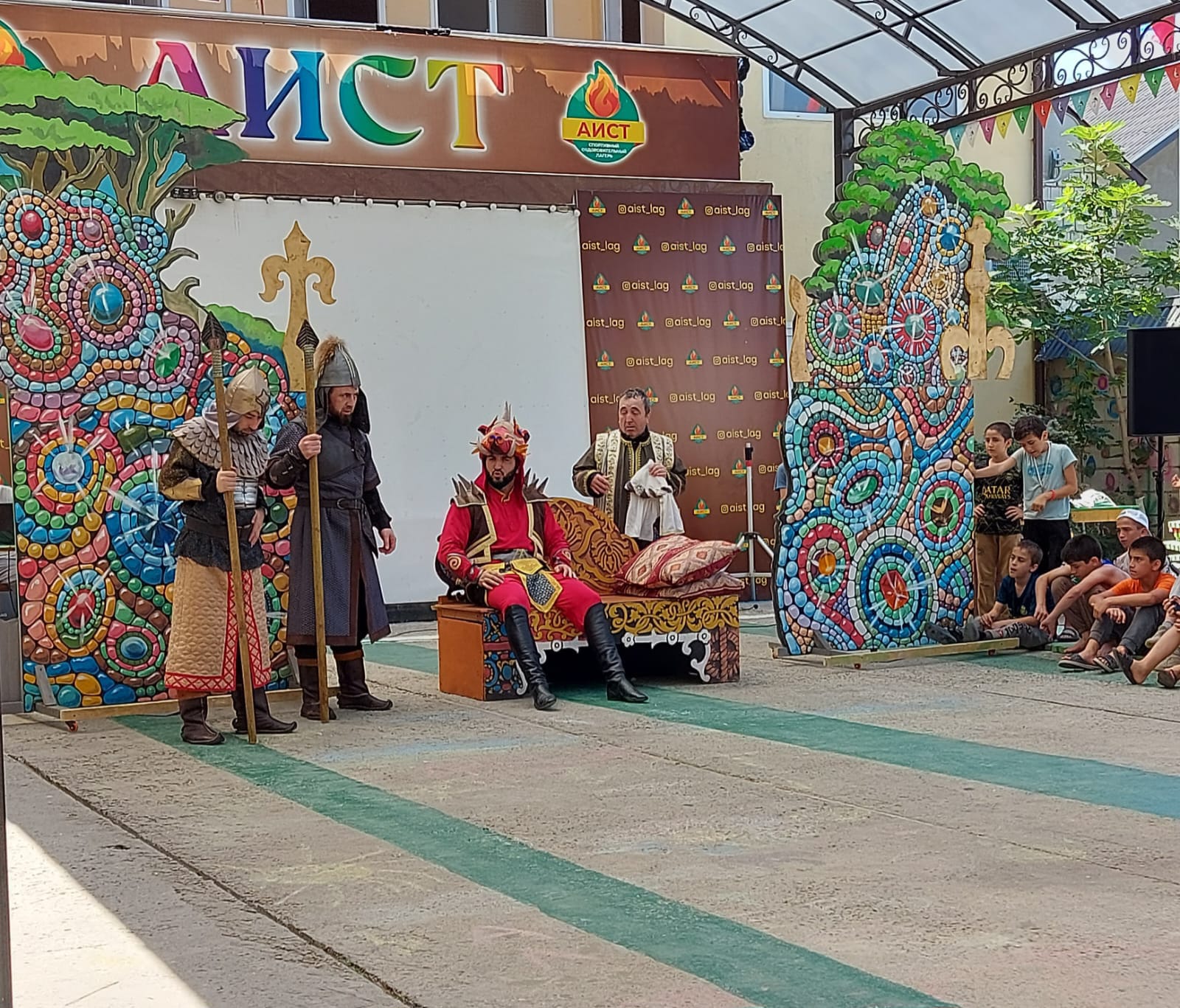 Артисты Даргинского театра посетили с гастролями детский оздоровительный лагерь в Карабудахкентском районе