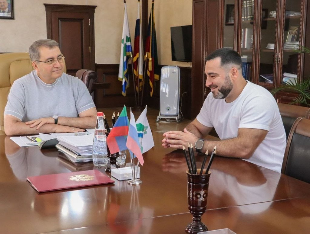 Глава Дербентского района встретился с участником СВО Эльгамом Фаталиевым