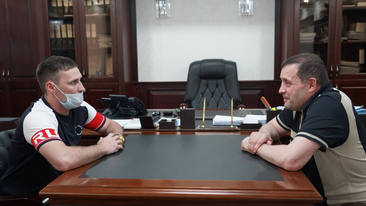 Глава Хасавюрта встретился с участником СВО Умаром Герехановым