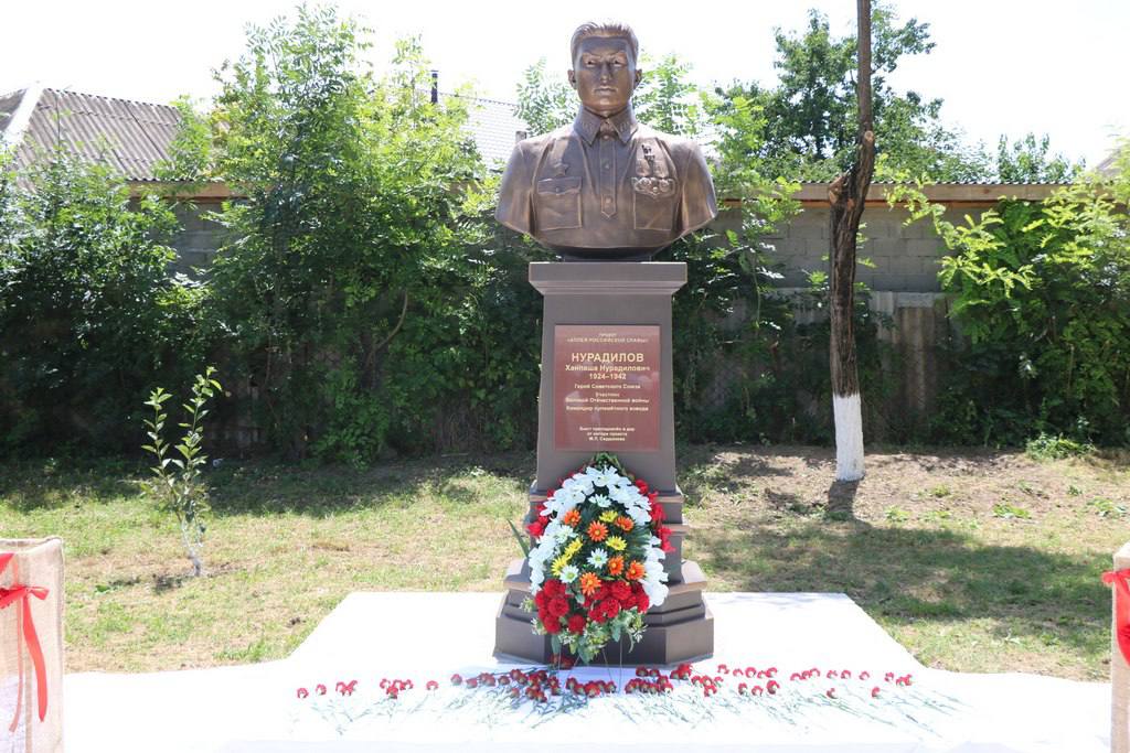 В ленинаульской школе открыли бюст Героя СССР Ханпаши Нурадилова