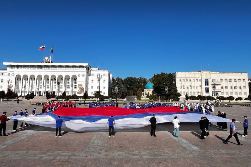 На главной площади Махачкалы отметили день рождения Владимира Путина