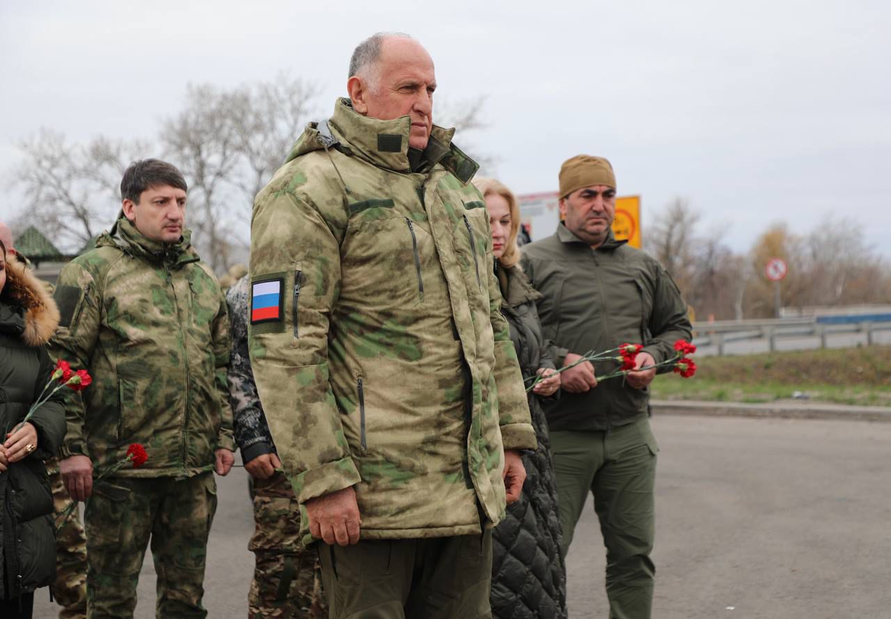 Абдулмуслим Абдулмуслимов возложил цветы к памятнику павших за освобождение ЛНР военнослужащих