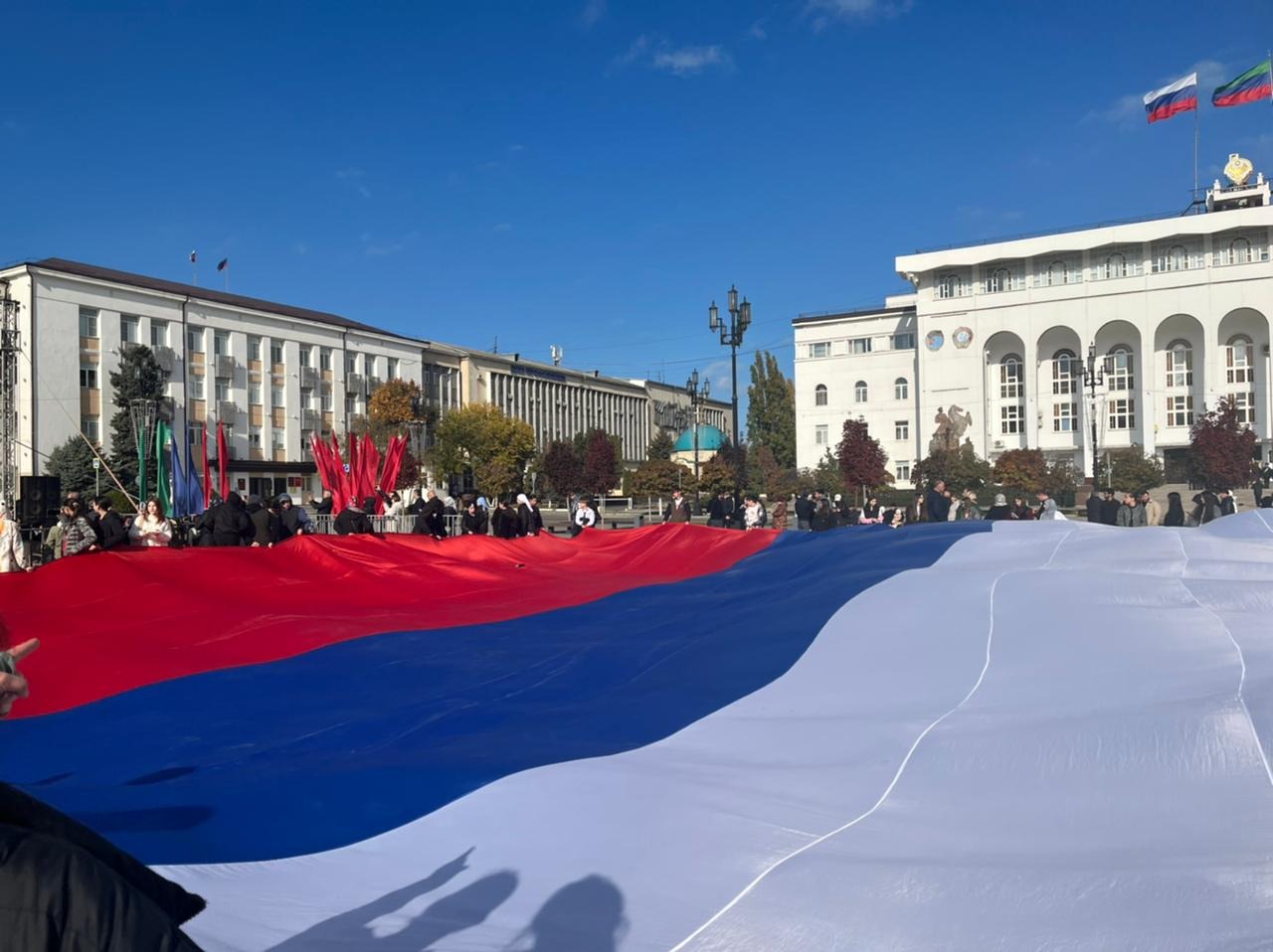 На центральной площади Махачкалы состоялась акция «Триколор»