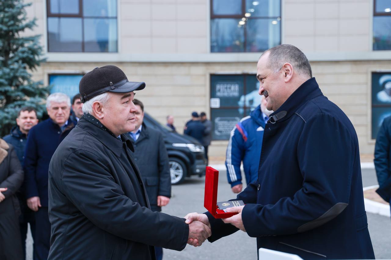 Глава Дагестана вручил медаль «За проявленное мужество» генерал-полковнику Сергею Макарову