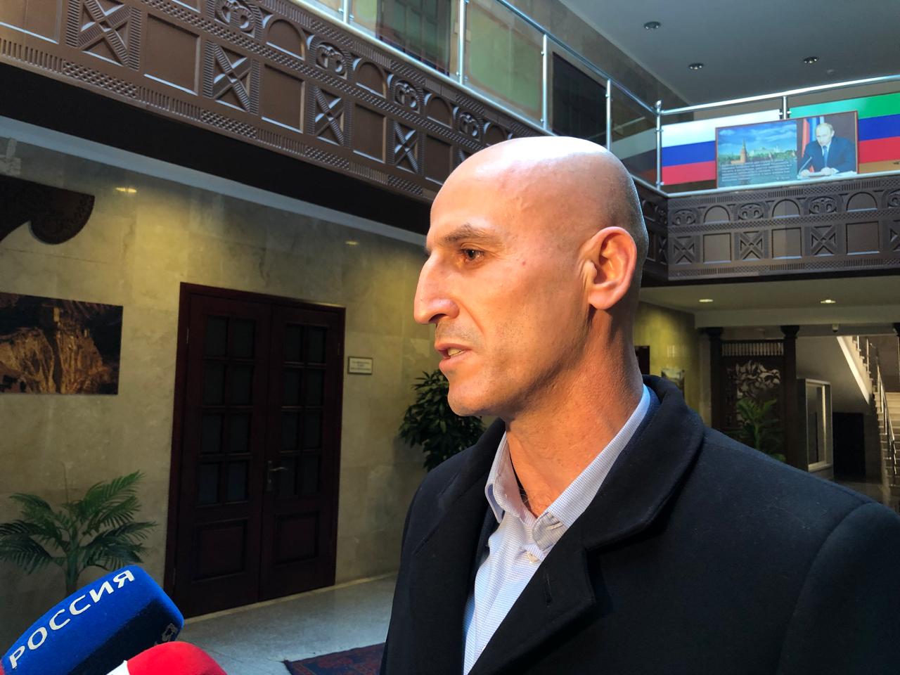 В аэропорту Махачкалы сегодня встретили Героя России Залибека Умаева