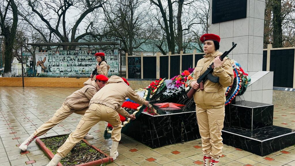 В Ногайском районе юнармейцы к 81-й годовщине снятия блокады Ленинграда провели акцию