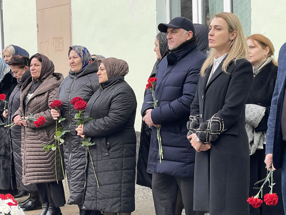 В память о погибшем бойце СВО в махачкалинской школе №34 открыли мемориальную доску