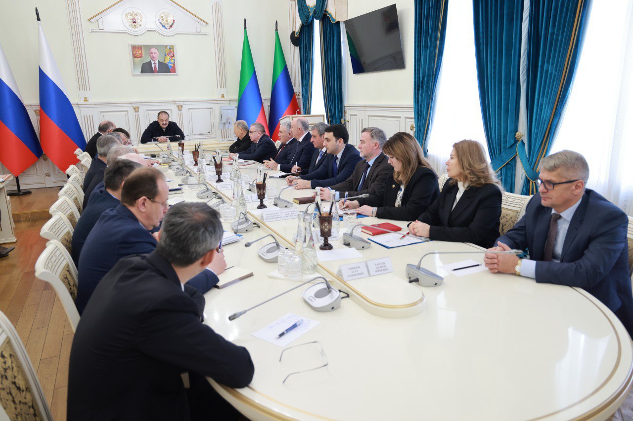 Сергей Меликов представил членам республиканского правительства нового руководителя постоянного представительства Дагестана в Азербайджане