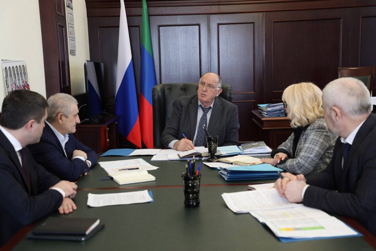 Абдулмуслим Абдулмуслимов провел совещание, посвященное вопросам военной службы по контракту