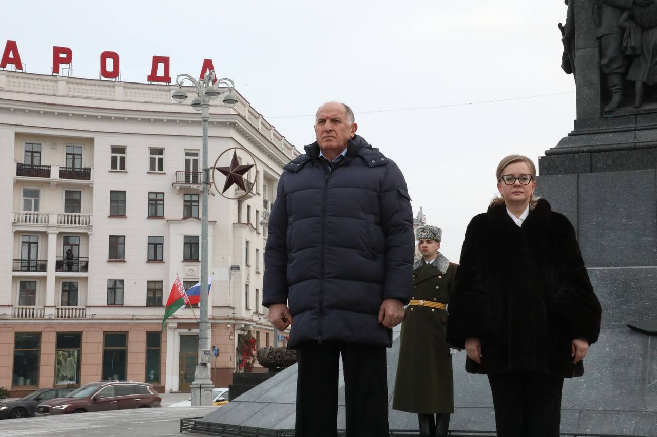 Абдулмуслим Абдулмуслимов возложил цветы к монументу Победы в Минске