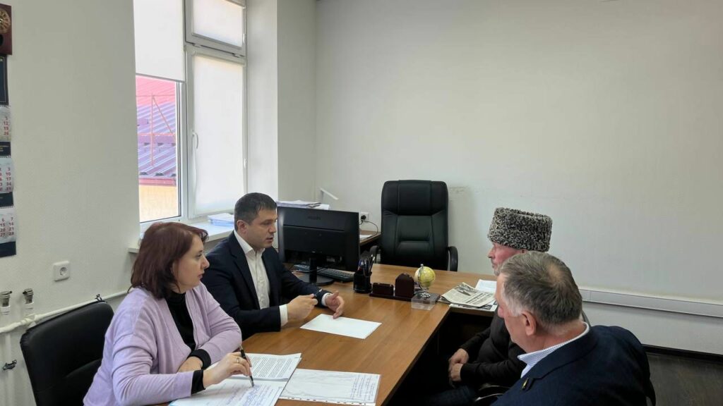 Министр промышленности и торговли Дагестана проводит прием граждан в Рутульском районе