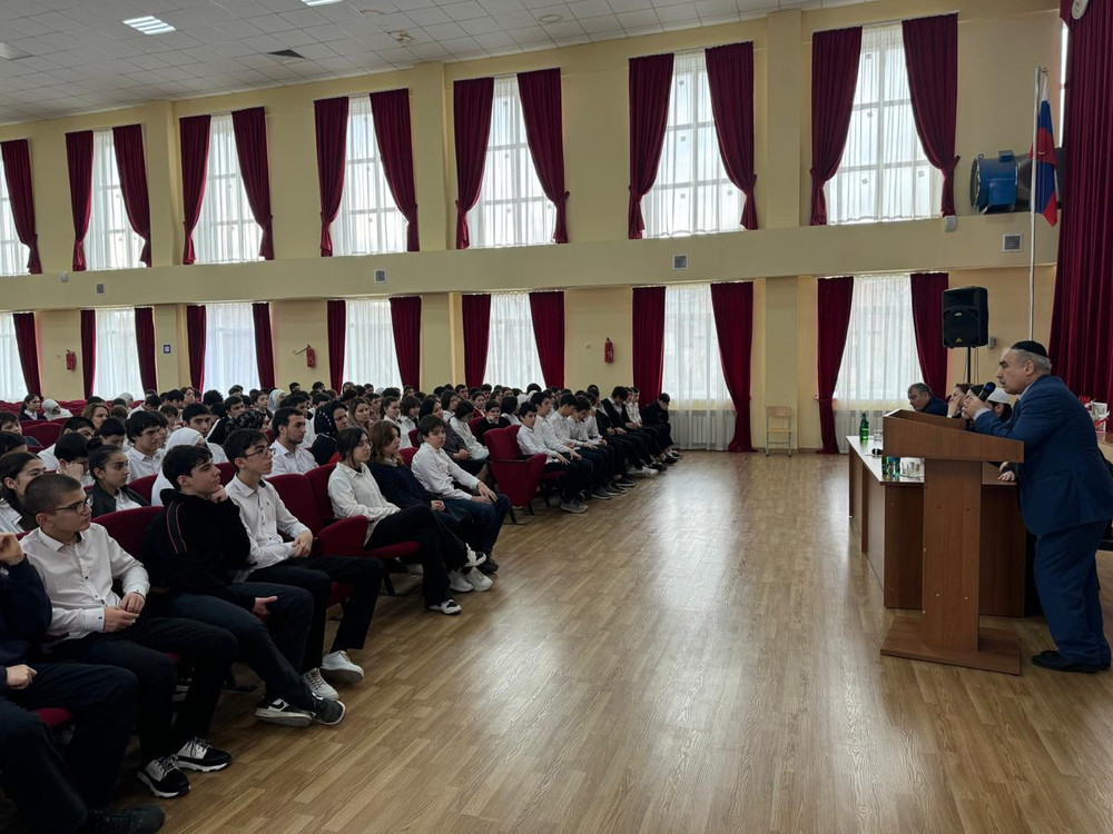В рамках Всемирной недели гармоничных межконфессиональных отношений состоялась встреча с учащимися школы №10 города Махачкалы