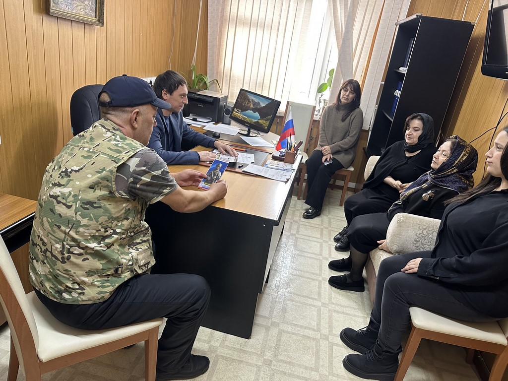 Коллектив Центра занятости Избербаша проводил своего коллегу в зону СВО