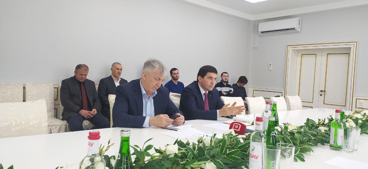 В Махачкалинском морском торговом порту состоялась пресс-конференция гендиректора предприятия Джамала Алиева