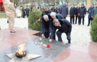 Абдулмуслим Абдулмуслимов возложил цветы к обелиску Славы в Дагестанских Огнях