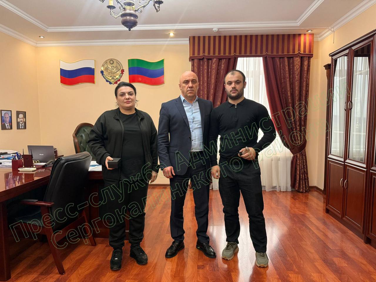 Глава Сергокалинского района провел встречу с медсестрой Заирой Амирчупановой, работающей в зоне СВО