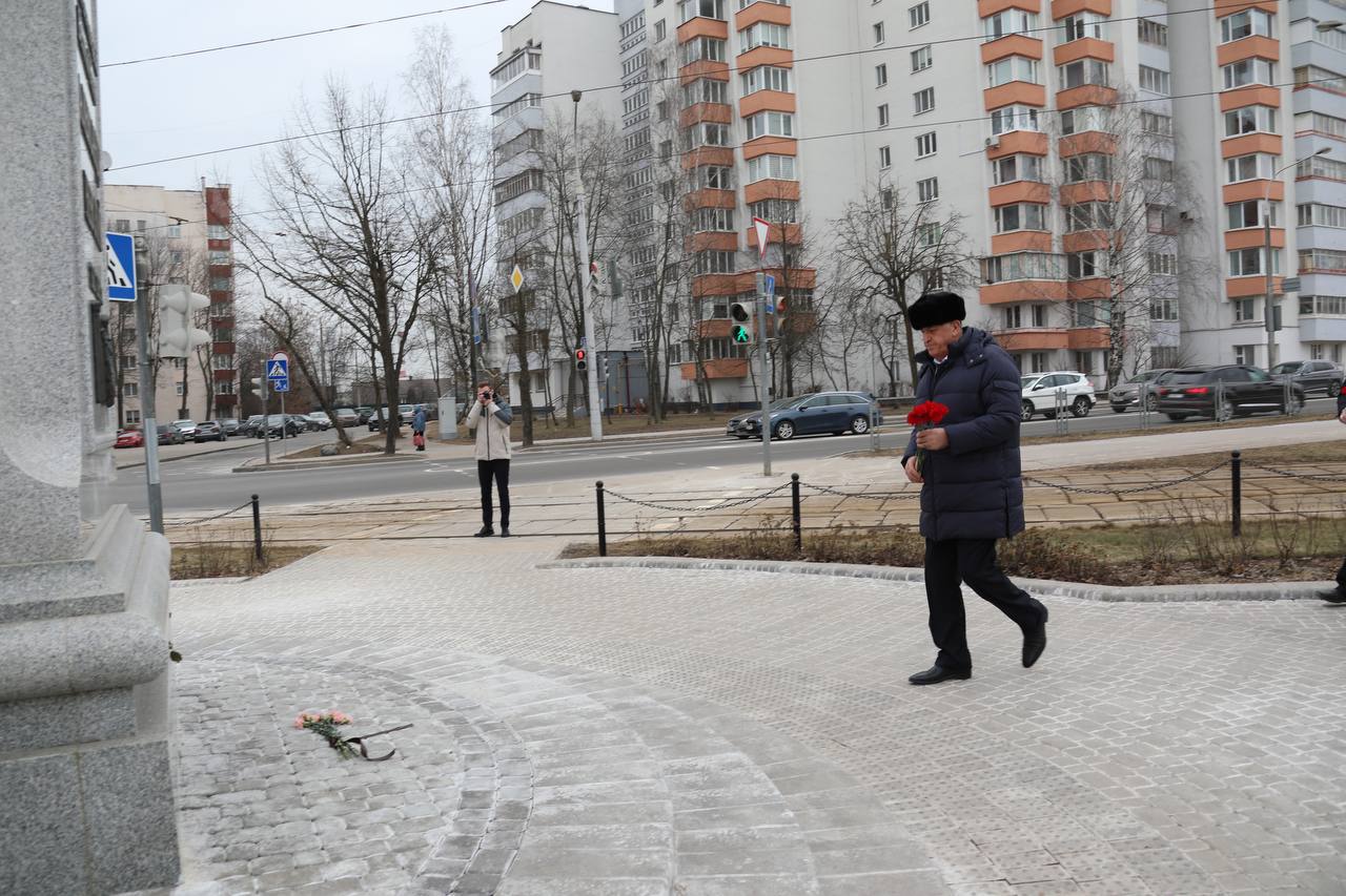 Абдулмуслим Абдулуслимов возложил цветы к памятнику Александра Невского в Минске