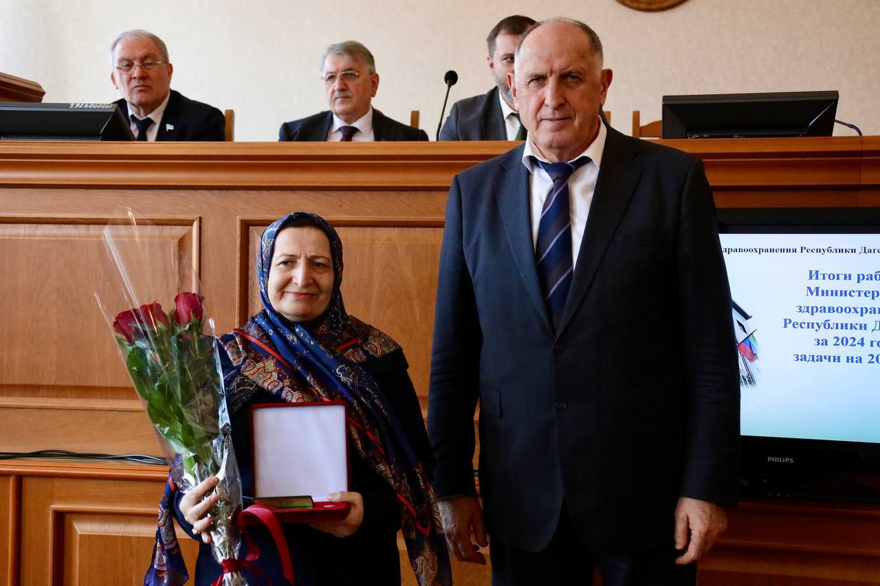 Абдулмуслим Абдулмуслимов вручил госнаграды отличившимся работникам здравоохранения