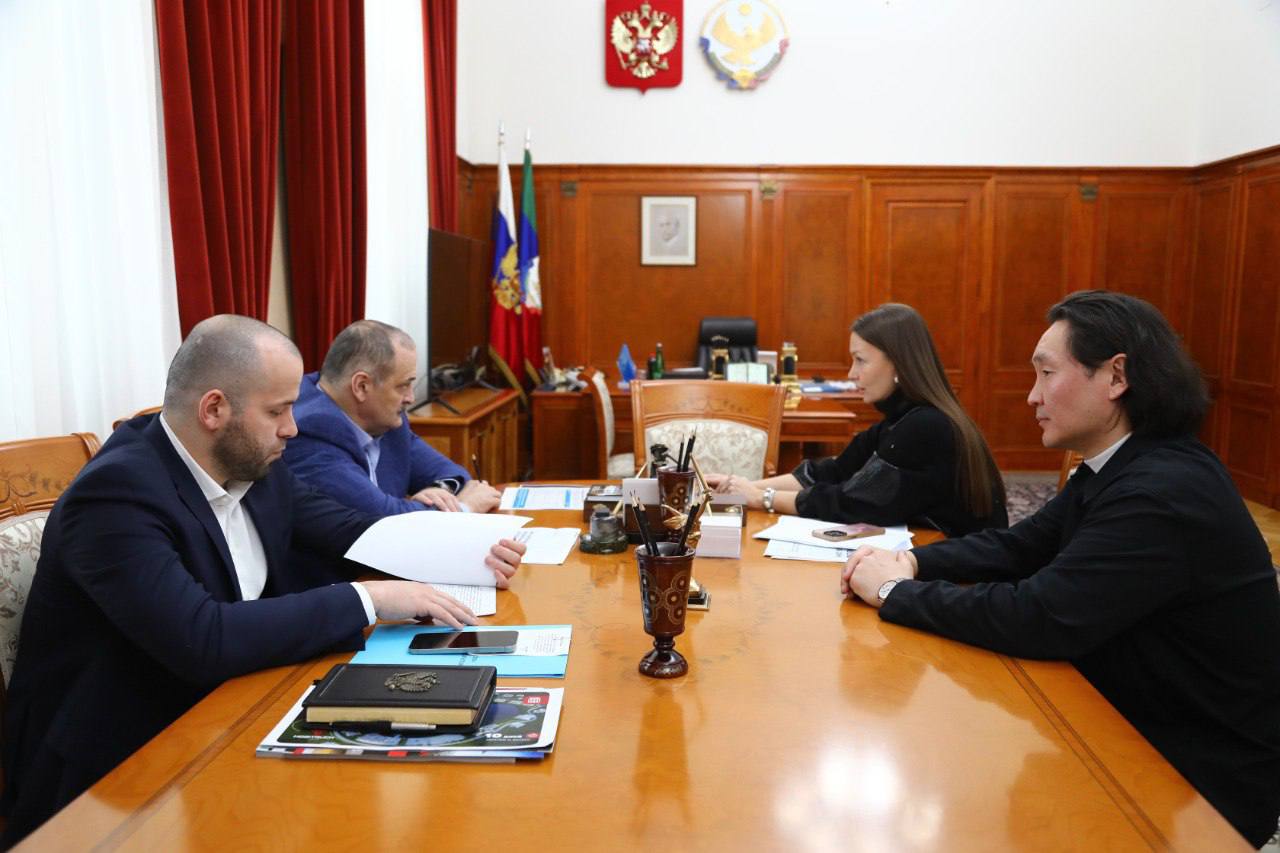 Глава Дагестана провел встречу с главой АНО «Креативная экономика»