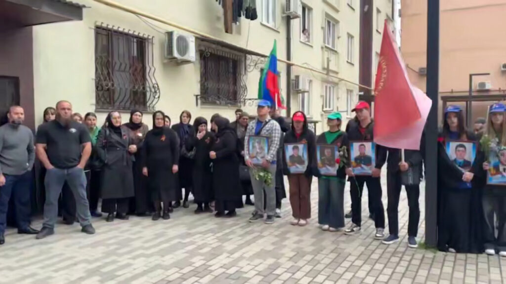 В Дербенте открыли мемориальную доску в честь погибшего на СВО Мовлада Дудаева