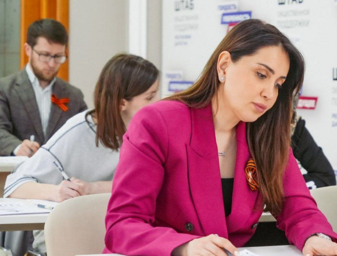 Патриотическая акция «Диктант Победы» собрала более 20 единомышленников в Штабе общественной поддержки ЕР РД