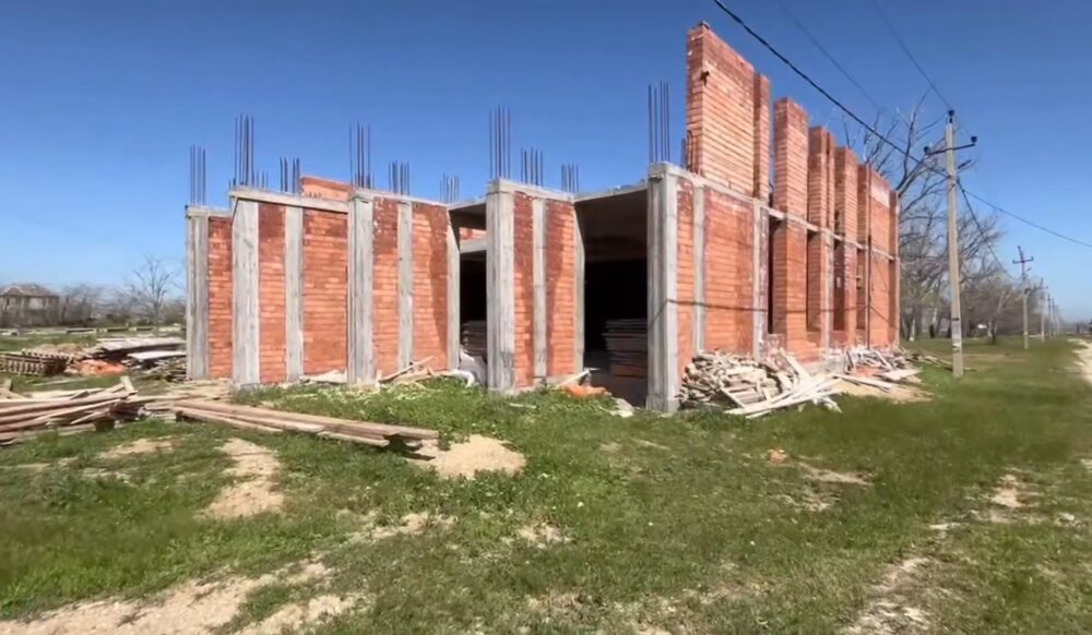 В поселке Ленинкент идет строительство мечети в память о погибших участниках СВО