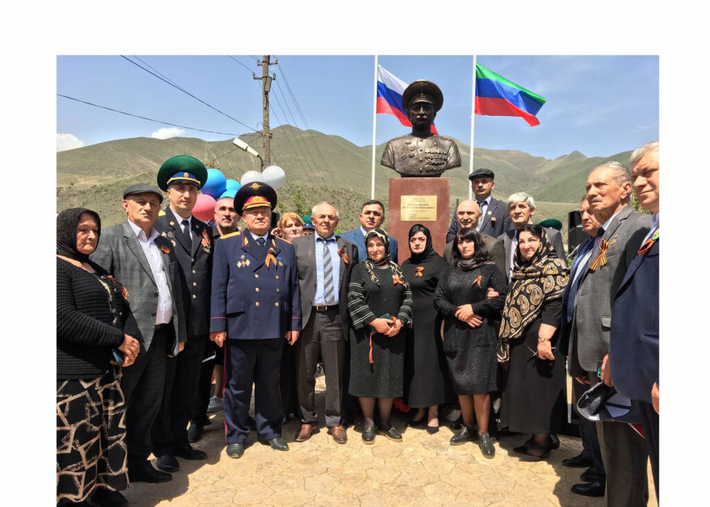 Сегодня состоялось открытие бюста и сквера в честь Героя России Магомедали Магомеджанова в селе Хлют