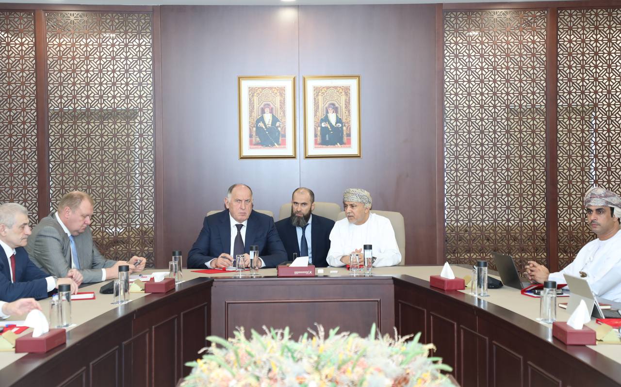 Абдулмуслим Абдулмуслимов встретился с руководством госоргана Омана по особым экономическим зонам