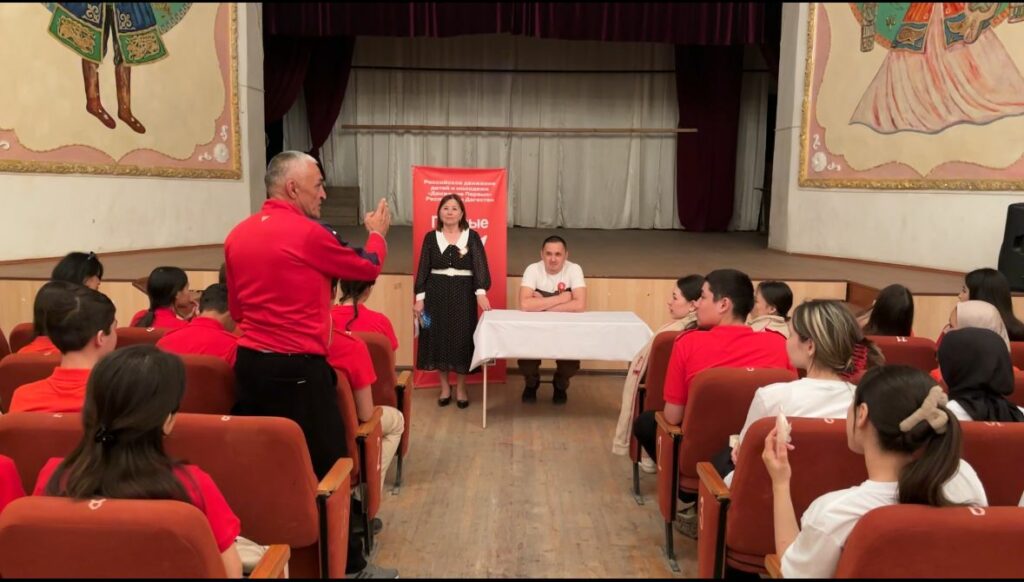 Участник СВО Арсен Ярикбаев встретился с юнармейцами школы имени А. Джанибекова в Ногайском районе