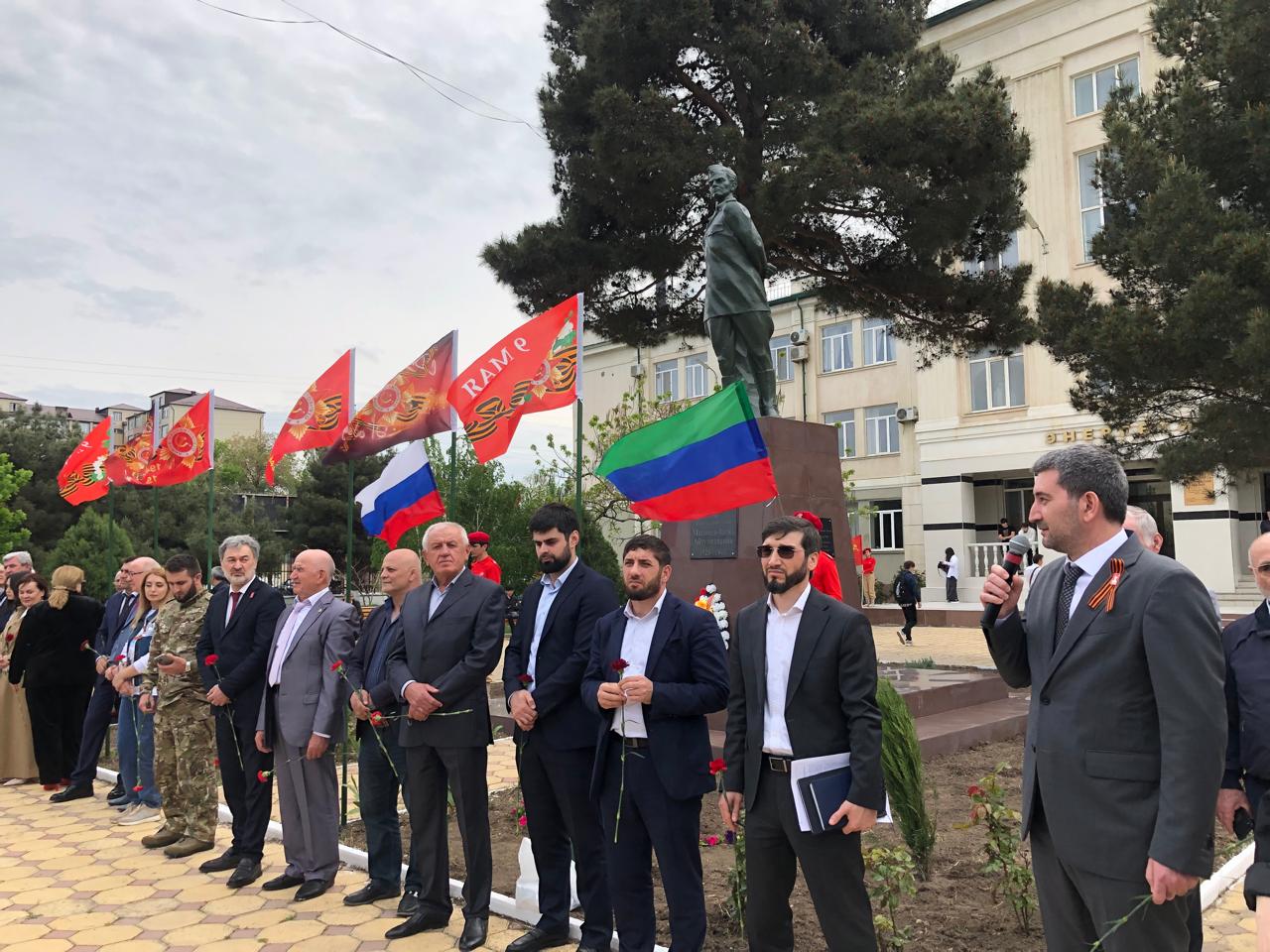 В Каспийске состоялось открытие обновленного памятника Магомед-Загиду Абдулманапову