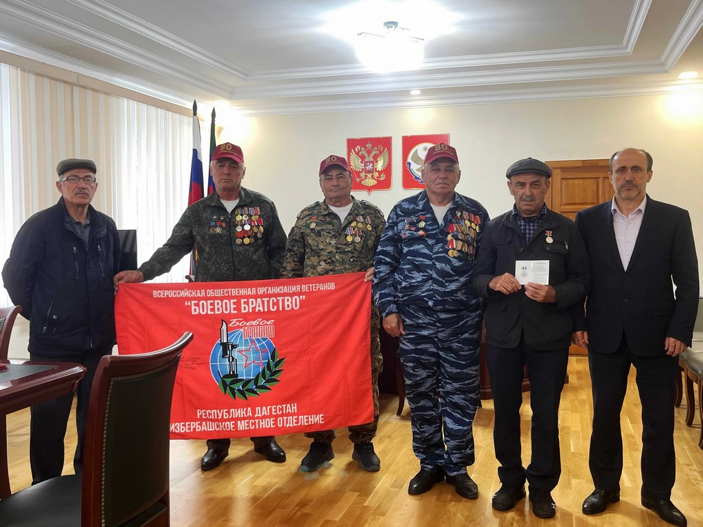 Алим Темирбулатов вручил памятный знак «Семье погибшего защитника Отечества» отцу участника СВО