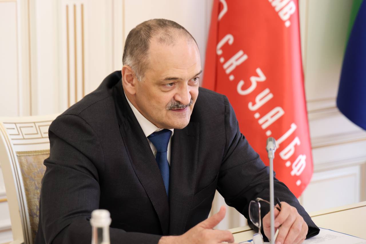 Глава Дагестана наградил участников Движения Первых