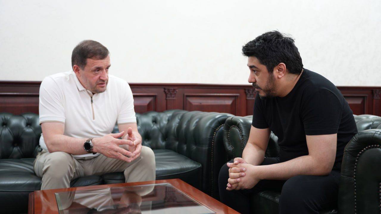 Глава Хасавюрта встретился с добровольцем, отправляющимся в зону СВО