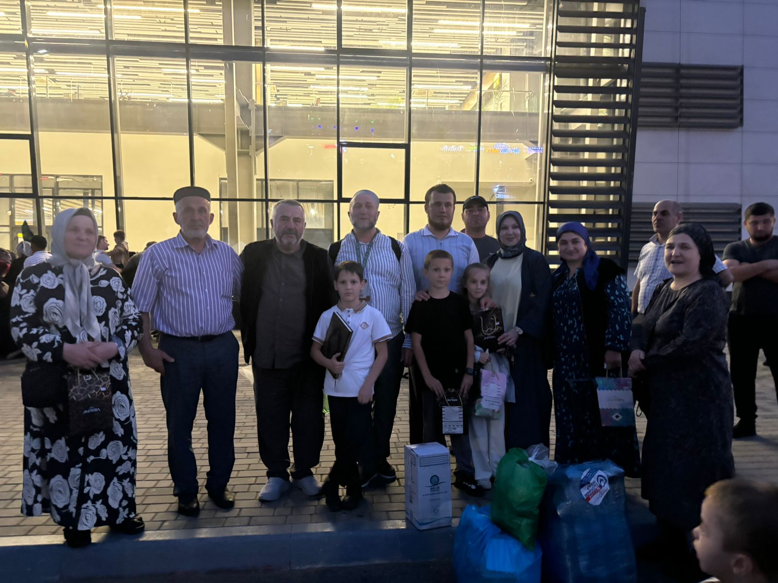 Родителей участников СВО, возвратившихся из хаджа, встретили в махачкалинском аэропорту
